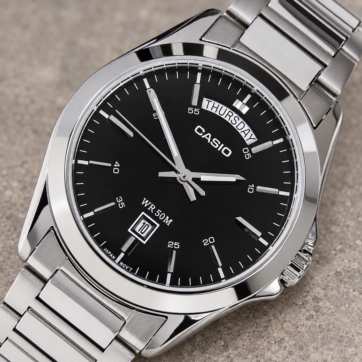 Casio MTP-1370D-1A1V dial, hands and calendar detail