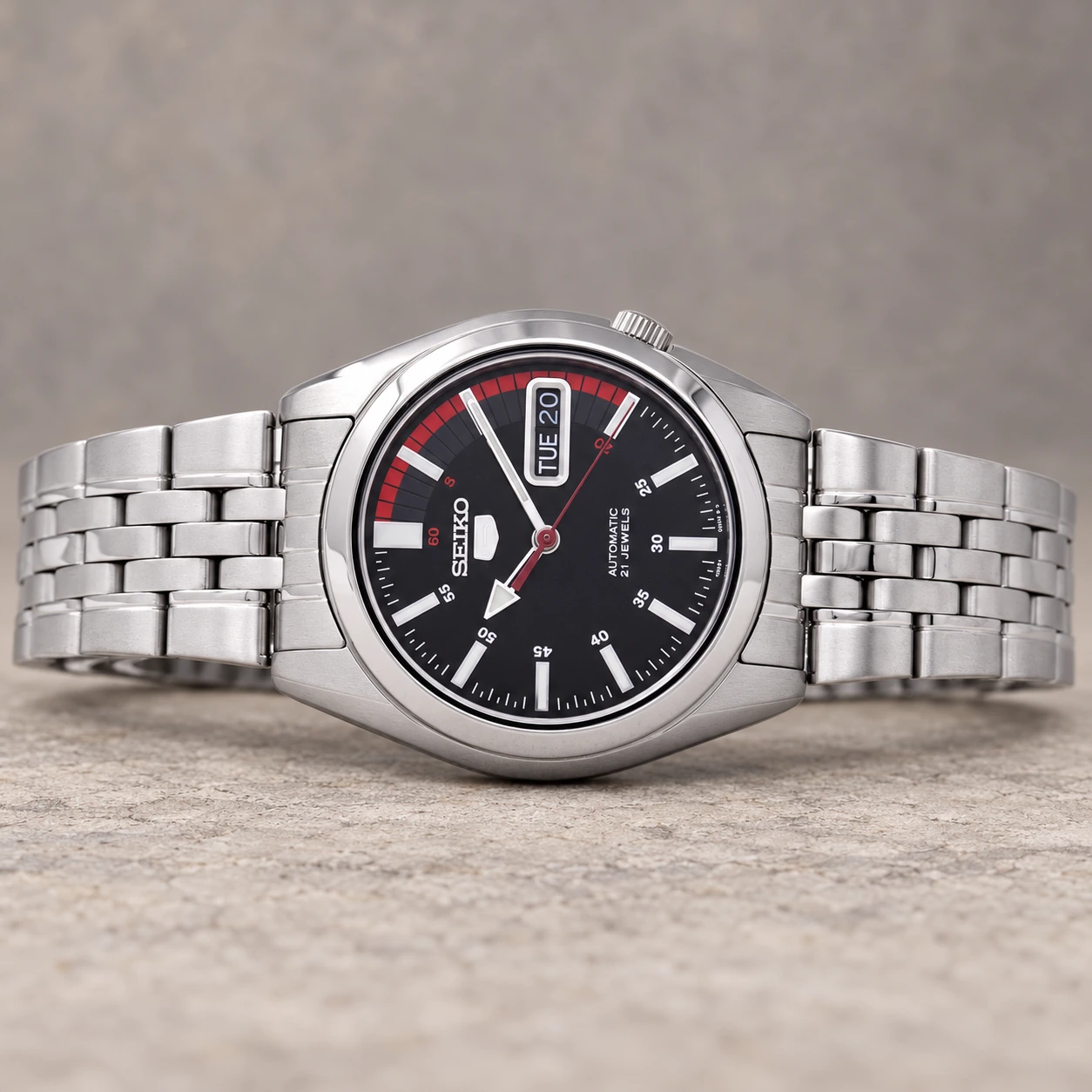 Seiko SNK375K1 dial, hands and calendar detail
