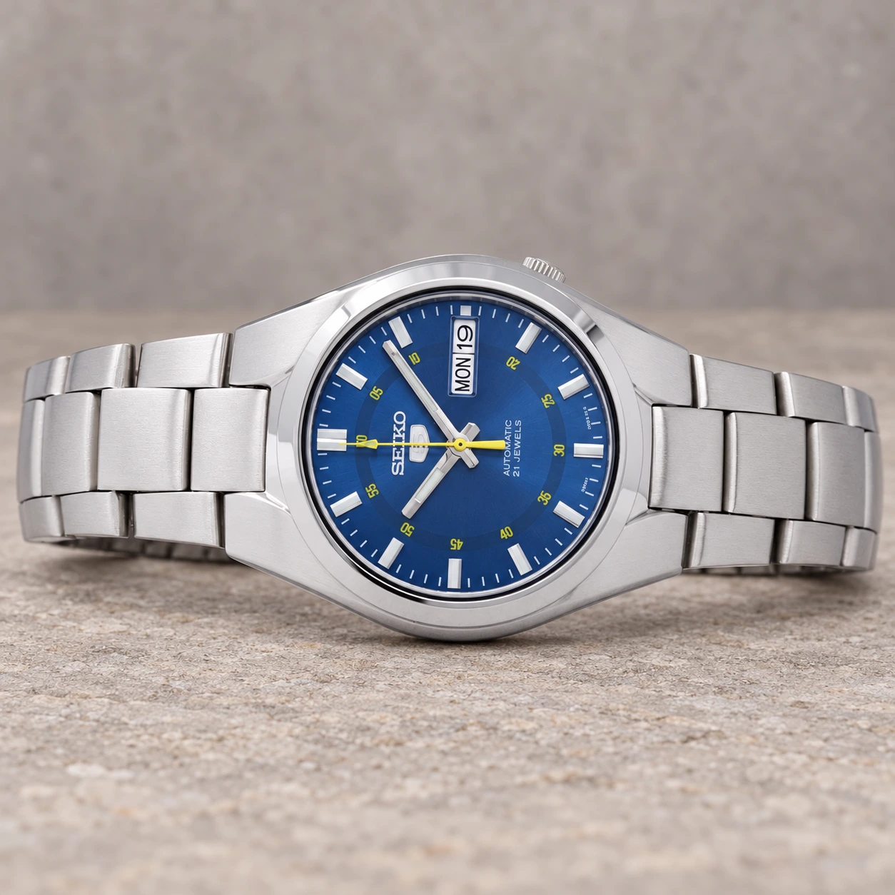 Seiko SNK615K1 dial, hands and calendar detail