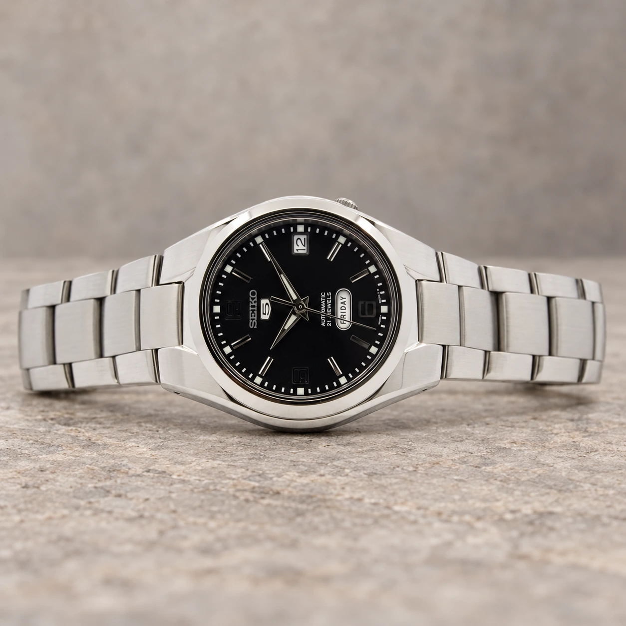 Seiko SNK623K1 dial, hands and calendar detail