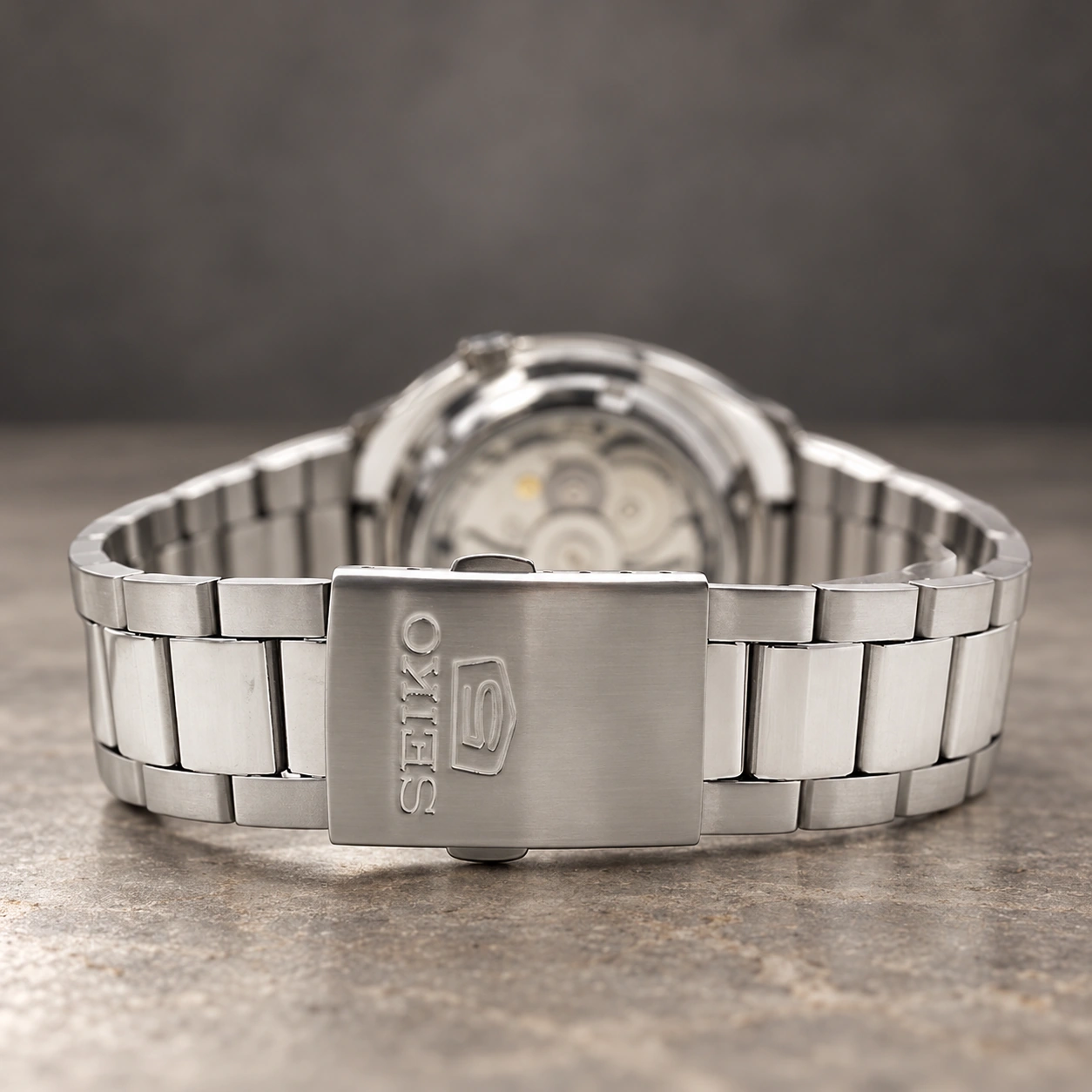 Seiko SNKE01K1 case and band detail